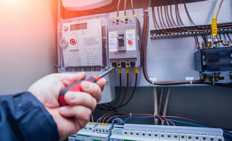 Elektriker bei der Arbeit in Der Nähe
